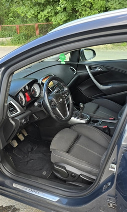 Opel Astra cena 25500 przebieg: 239000, rok produkcji 2014 z Poznań małe 277